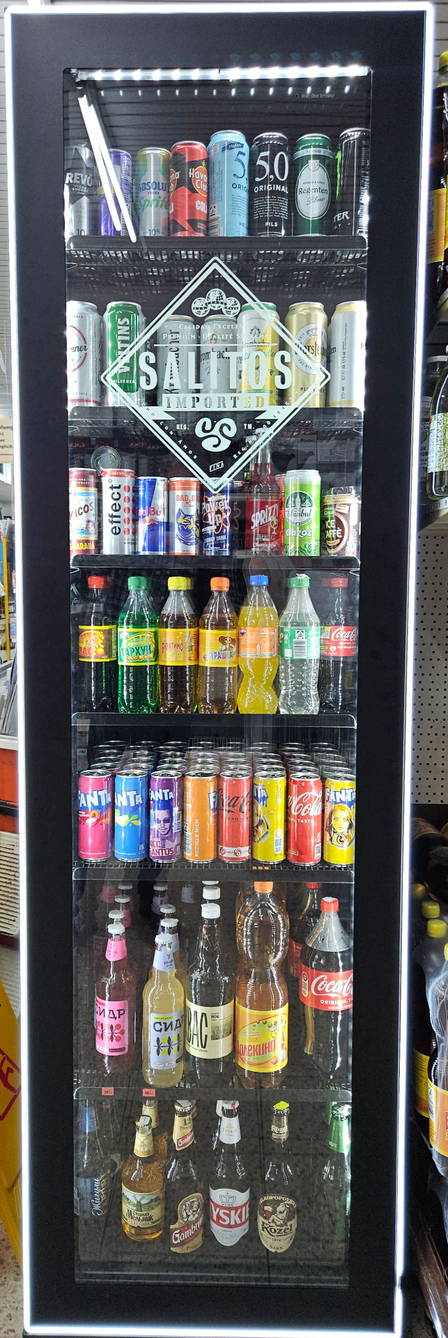 Getränkekühlschrank mit Bier, Limonaden, Kwas und Säften